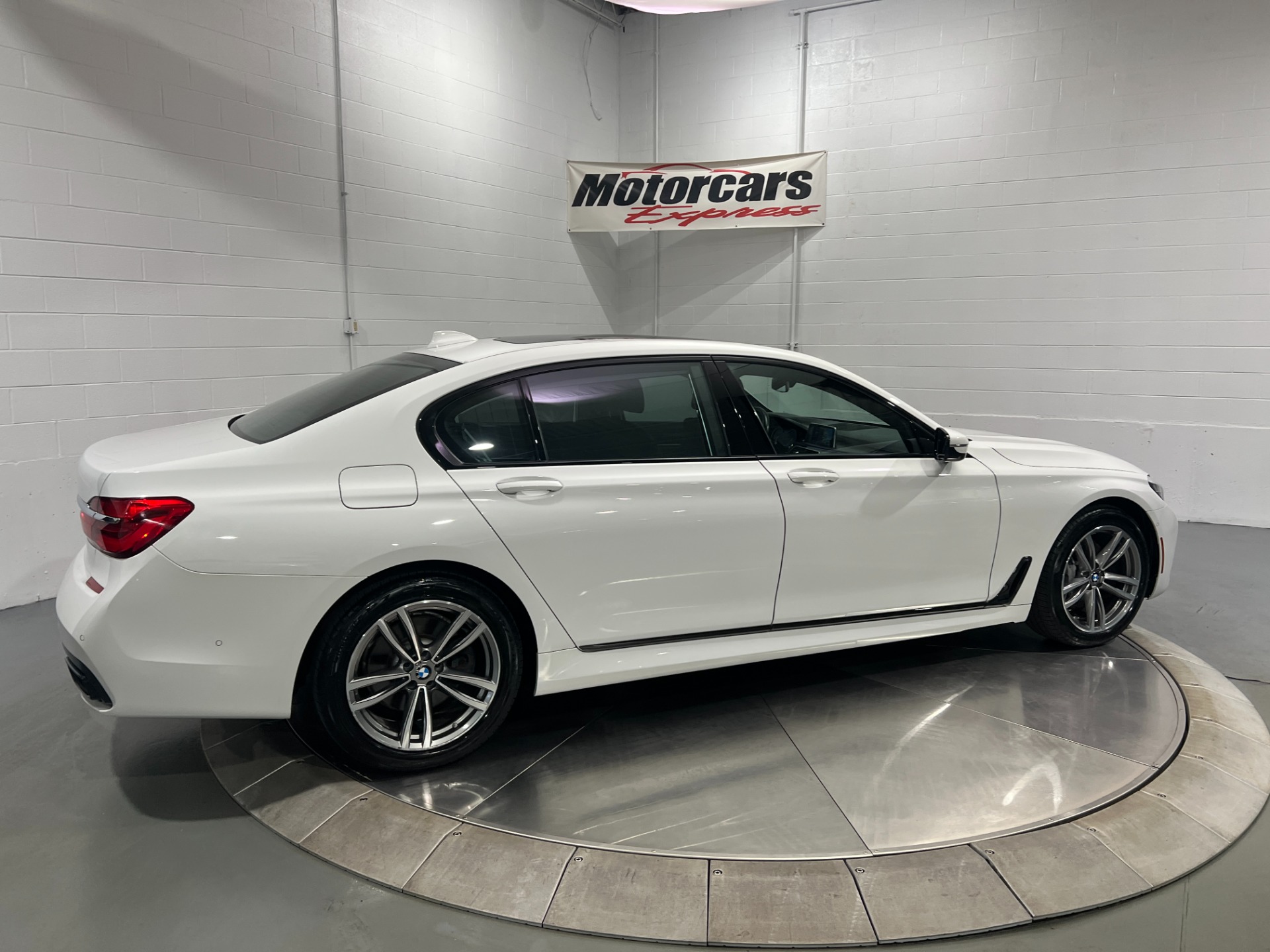 Bmw 740i новая
