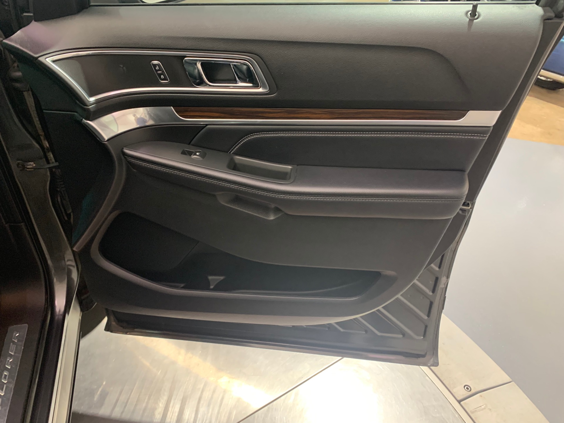 Used-2017-Ford-Explorer-Limited-AWD