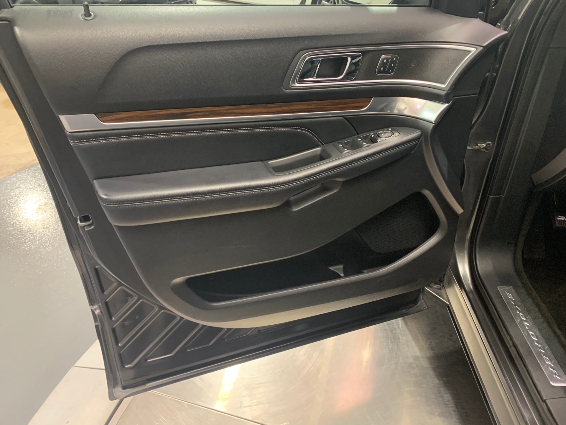 Used-2017-Ford-Explorer-Limited-AWD