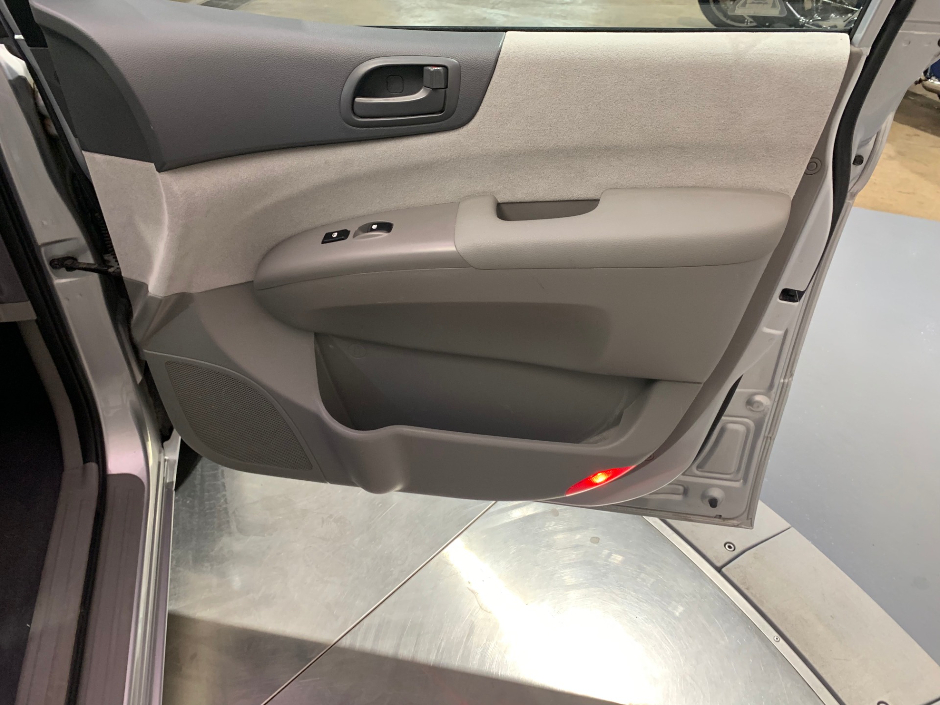 Used-2009-Kia-Sedona-LX-FWD