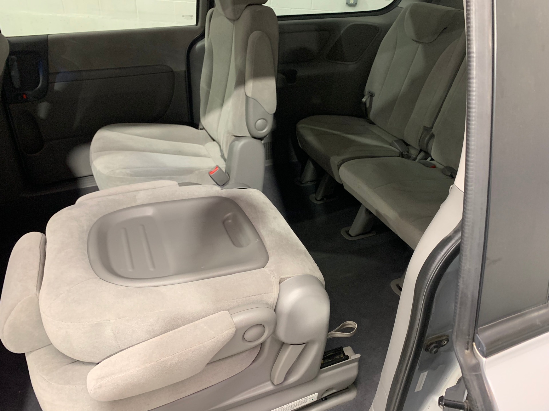 Used-2009-Kia-Sedona-LX-FWD