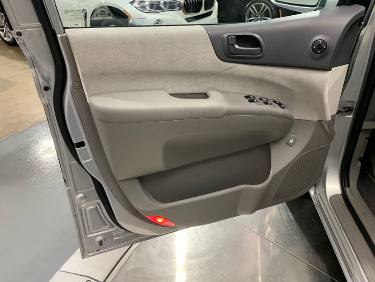 Used-2009-Kia-Sedona-LX-FWD