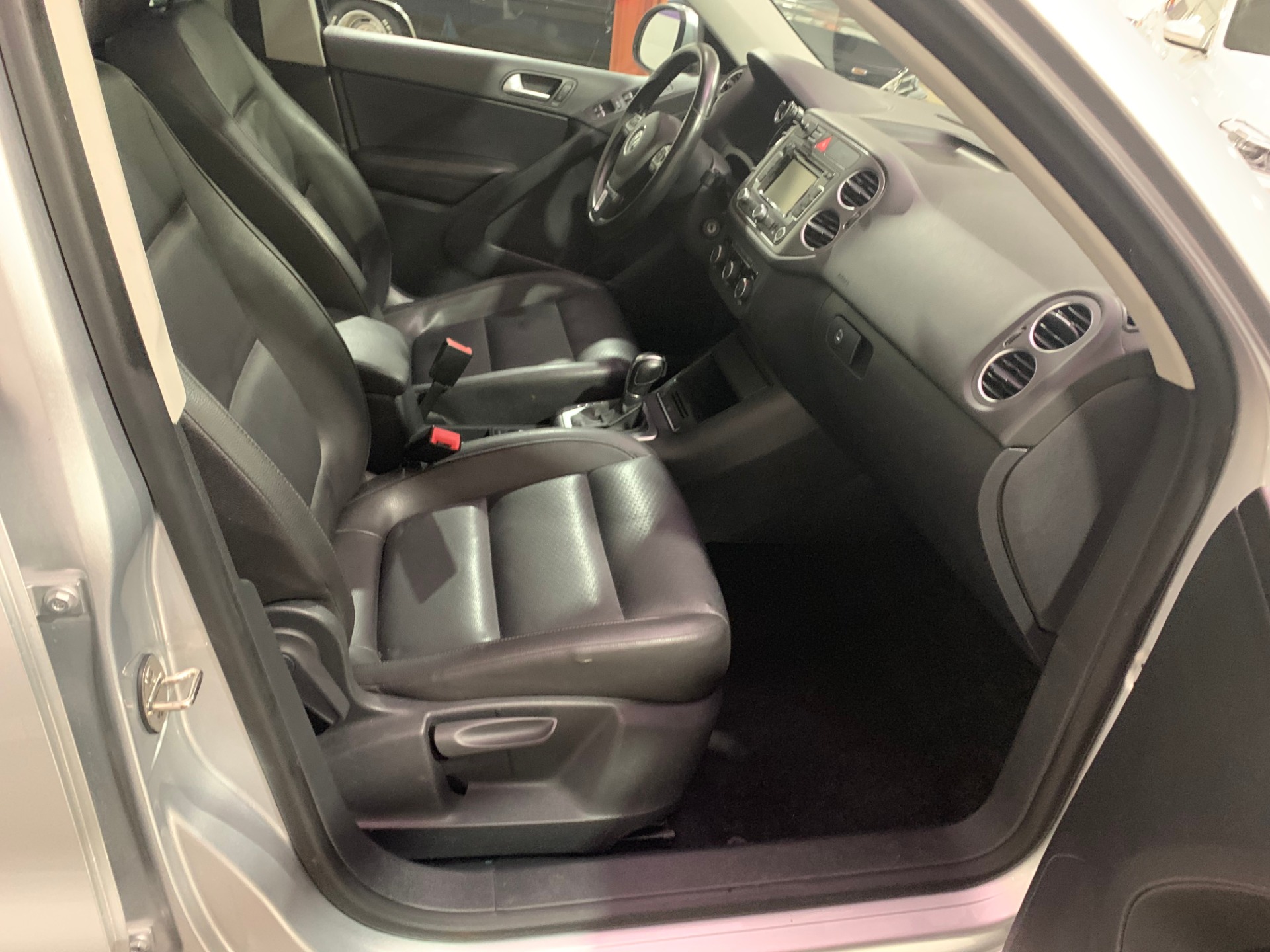 Used-2011-Volkswagen-Tiguan-SE-4Motion-AWD