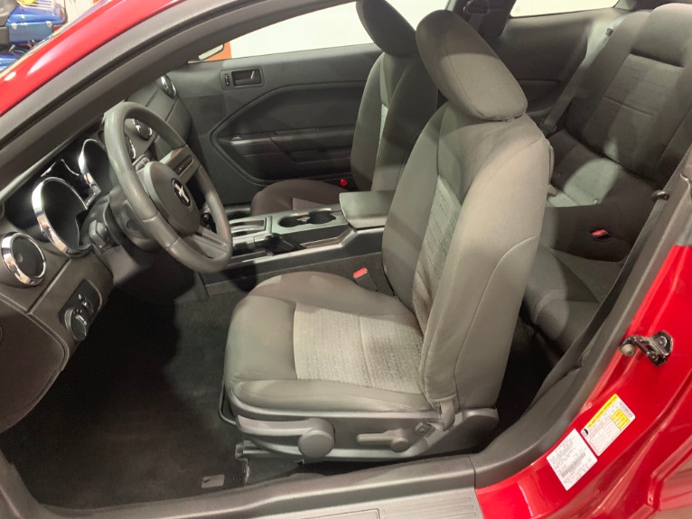 Used-2007-Ford-Mustang-V6-Deluxe-RWD