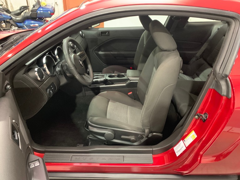 Used-2007-Ford-Mustang-V6-Deluxe-RWD