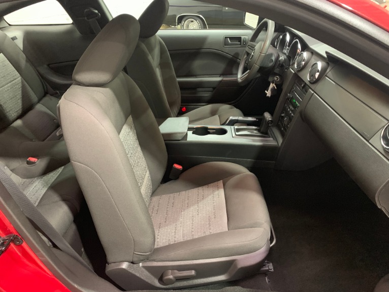 Used-2007-Ford-Mustang-V6-Deluxe-RWD