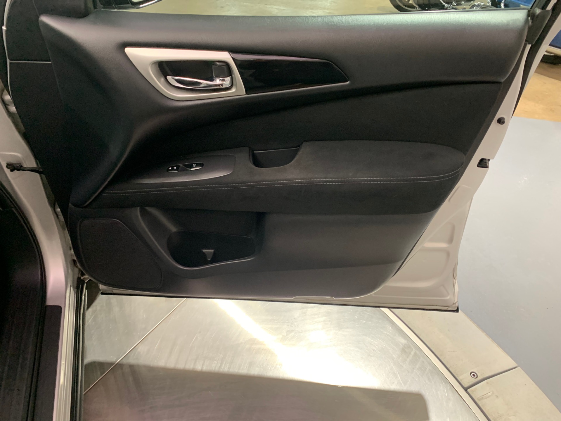 Used-2015-Nissan-Pathfinder-SV-FWD