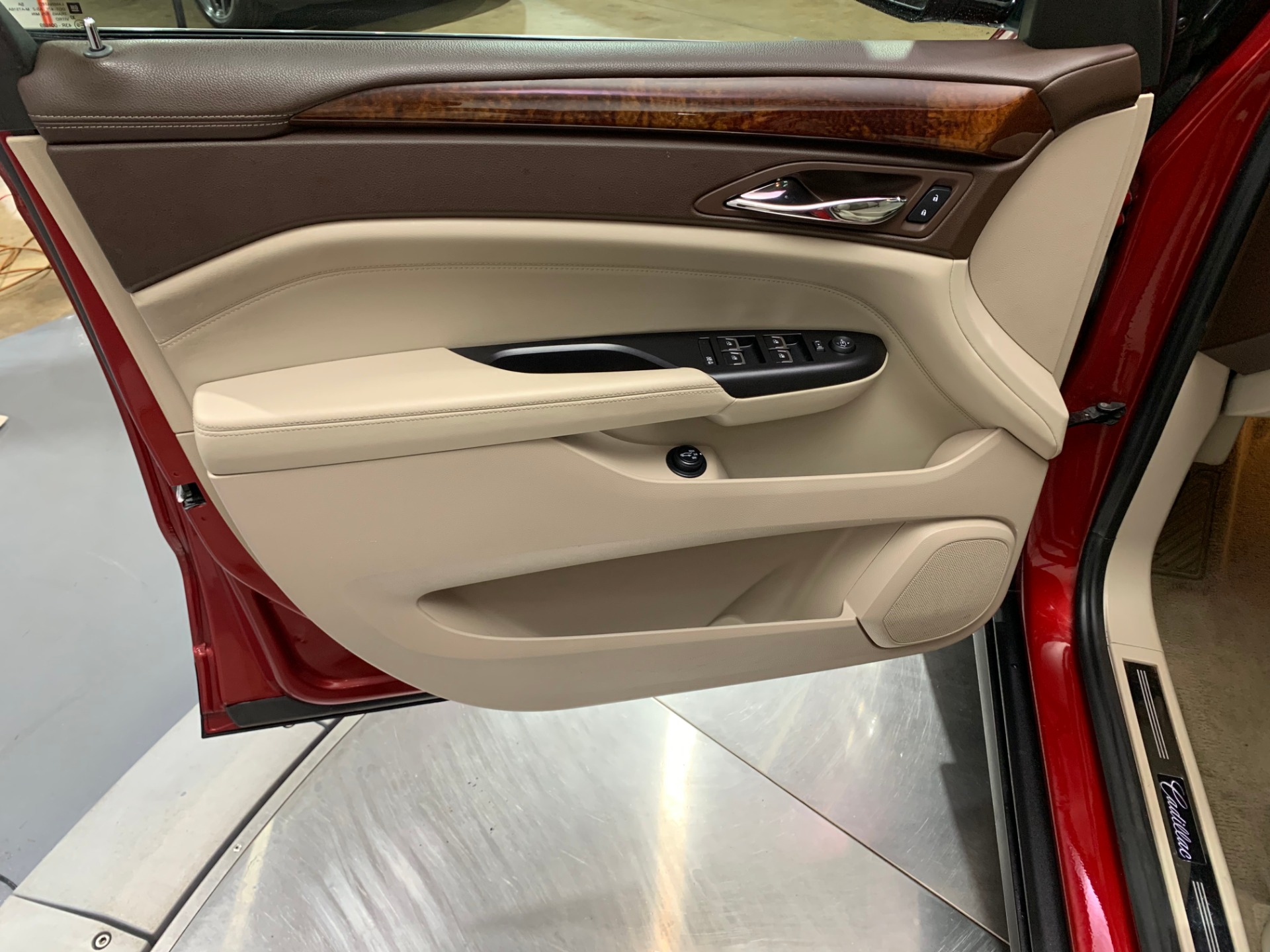 Used-2014-Cadillac-SRX-Luxury-Collection
