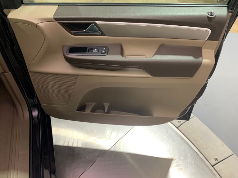 Used-2012-Volkswagen-Routan-SE