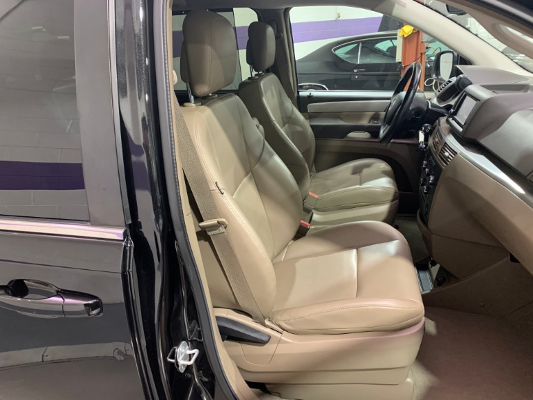 Used-2012-Volkswagen-Routan-SE
