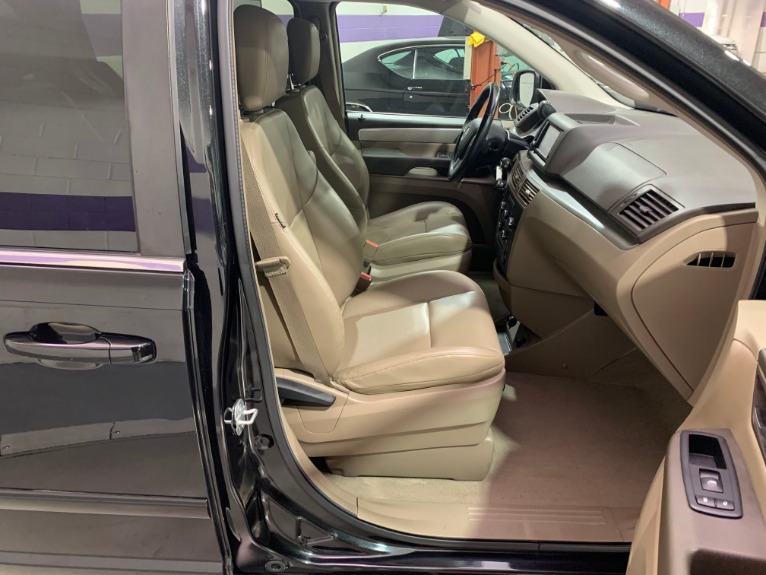 Used-2012-Volkswagen-Routan-SE