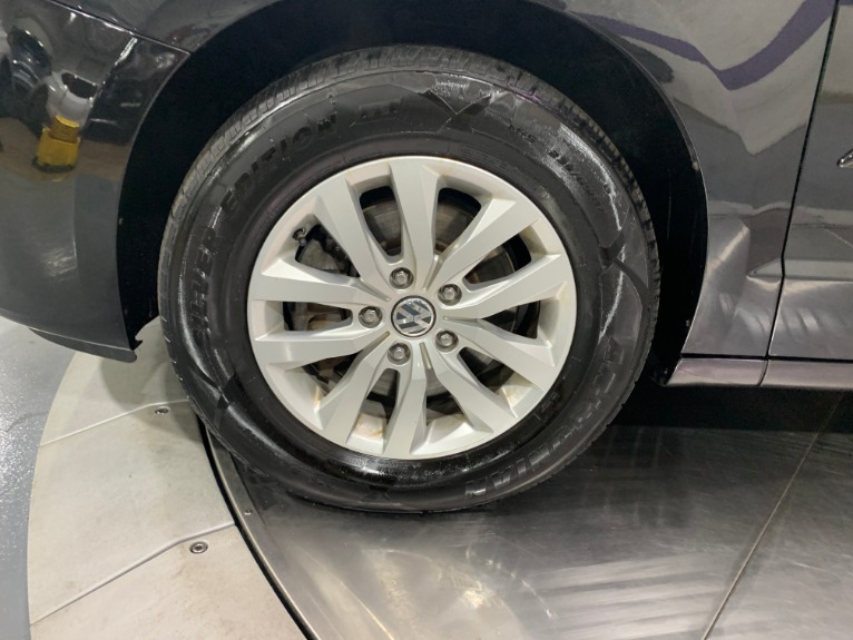 Used-2012-Volkswagen-Routan-SE