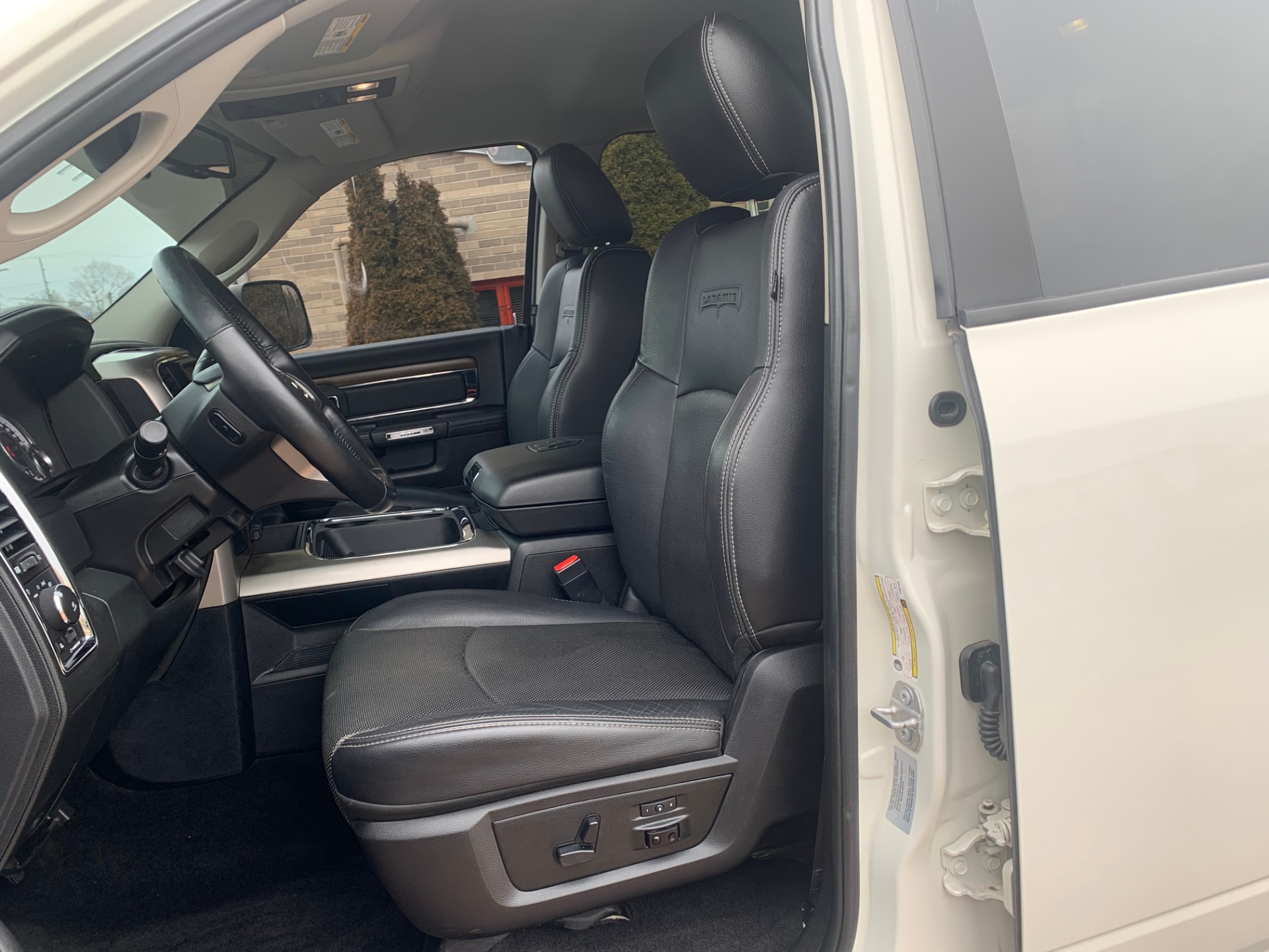 Used-2017-Ram-3500-pickup-Laramie-4X4