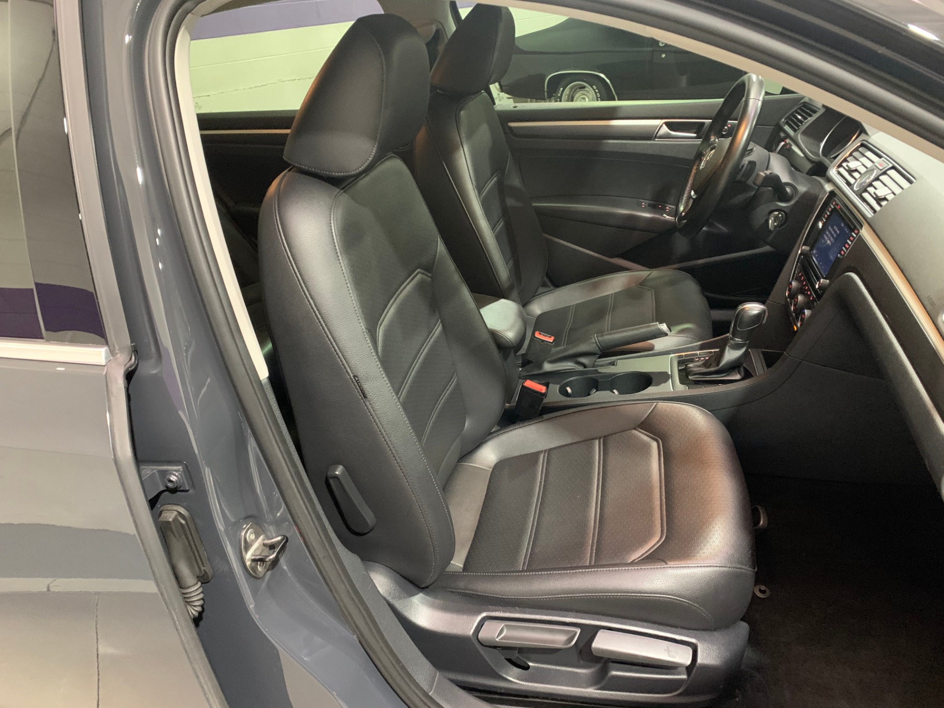 Used-2017-Volkswagen-Passat-18T-R-Line-W/-Comfort-FWD