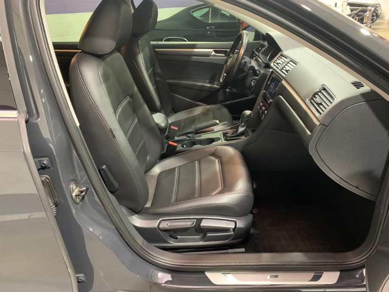 Used-2017-Volkswagen-Passat-18T-R-Line-W/-Comfort-FWD