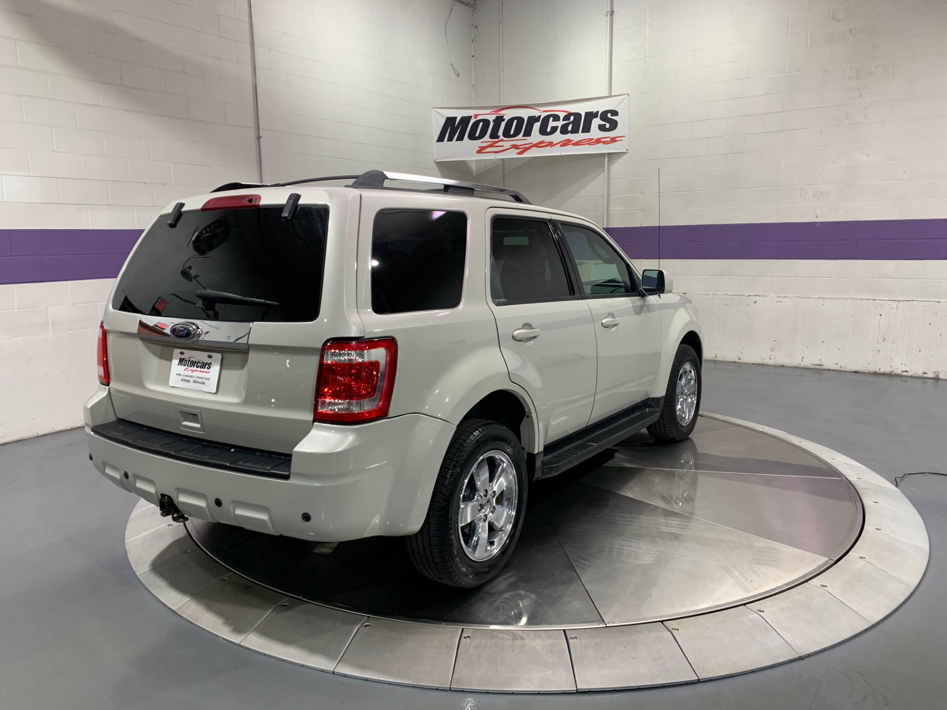 White Ford Escape 2009