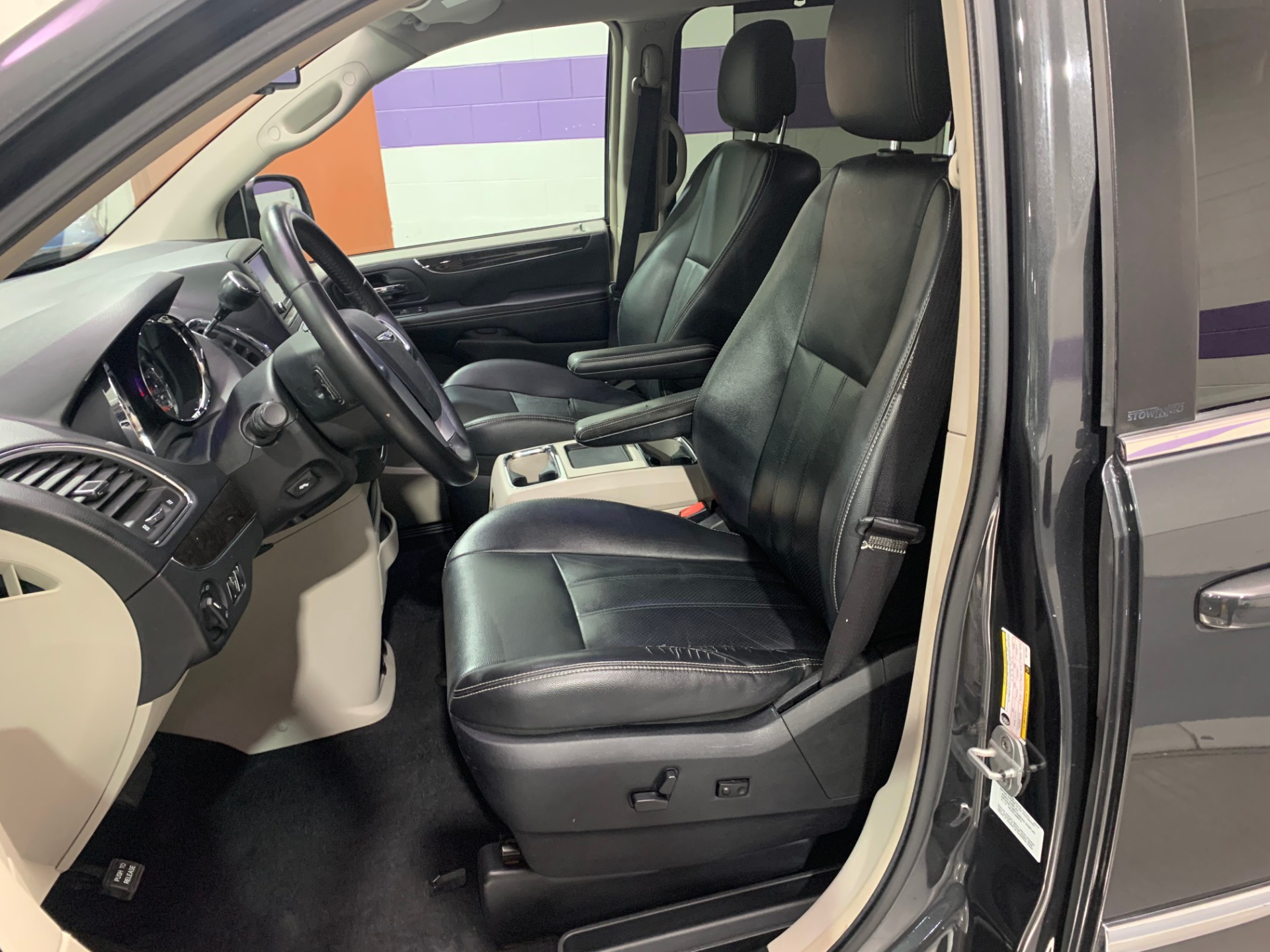 Used-2011-Chrysler-Town-and-Country-Touring-L