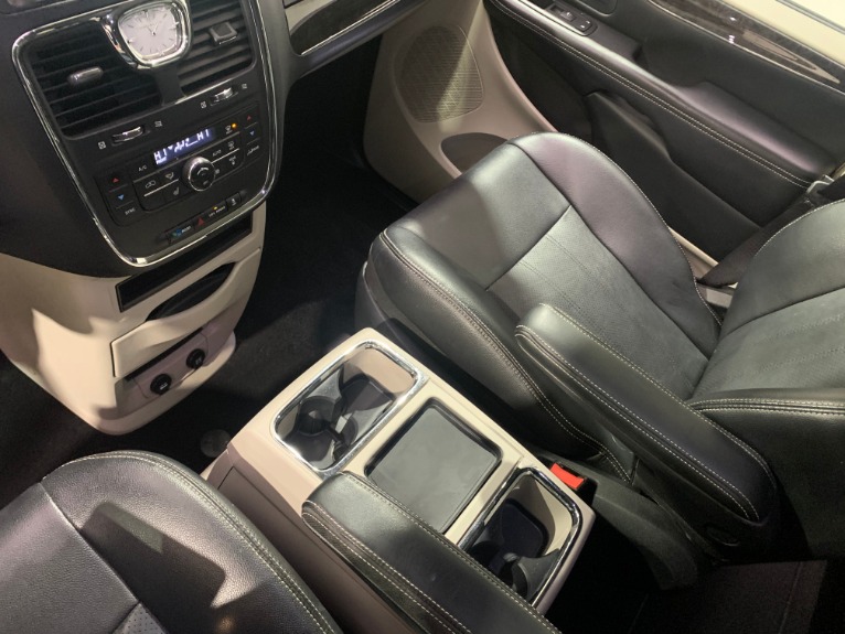 Used-2011-Chrysler-Town-and-Country-Touring-L