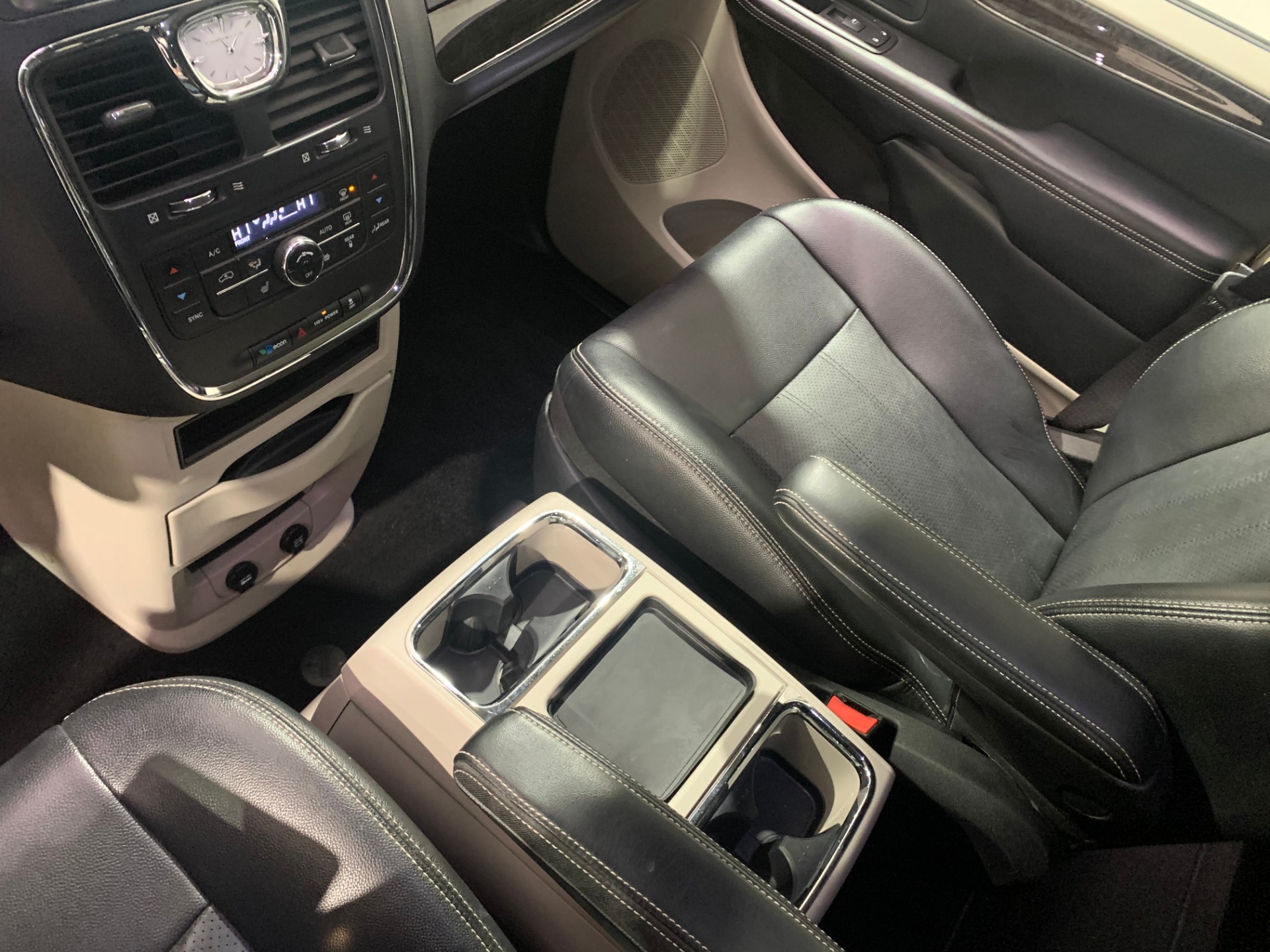 Used-2011-Chrysler-Town-and-Country-Touring-L