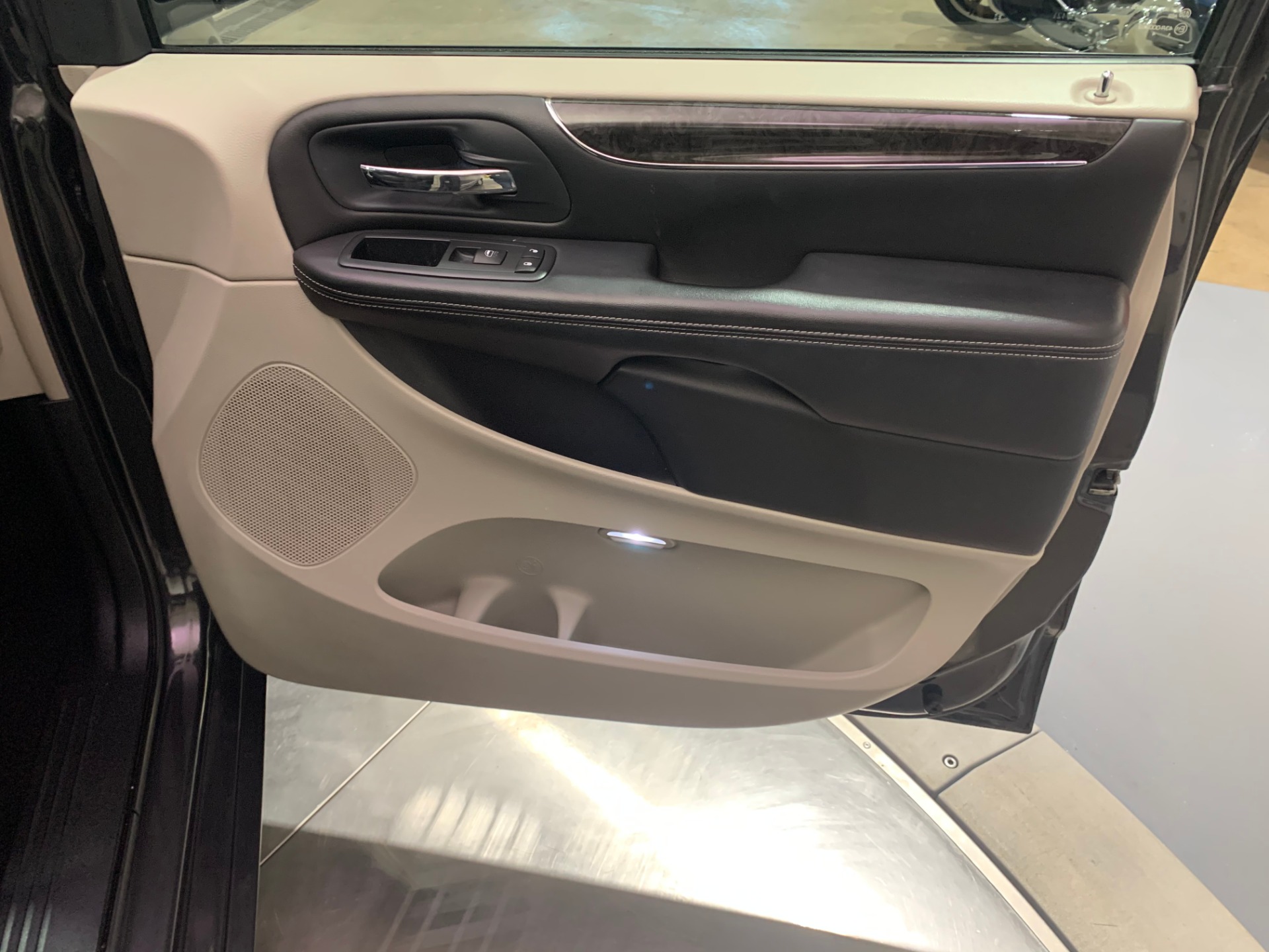Used-2011-Chrysler-Town-and-Country-Touring-L