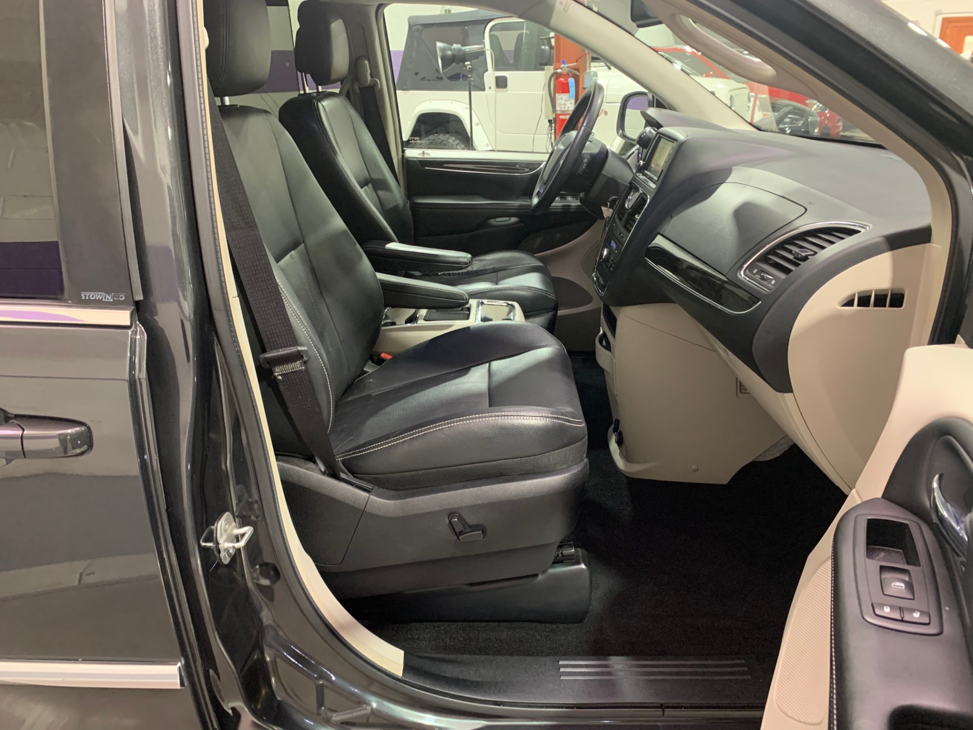 Used-2011-Chrysler-Town-and-Country-Touring-L