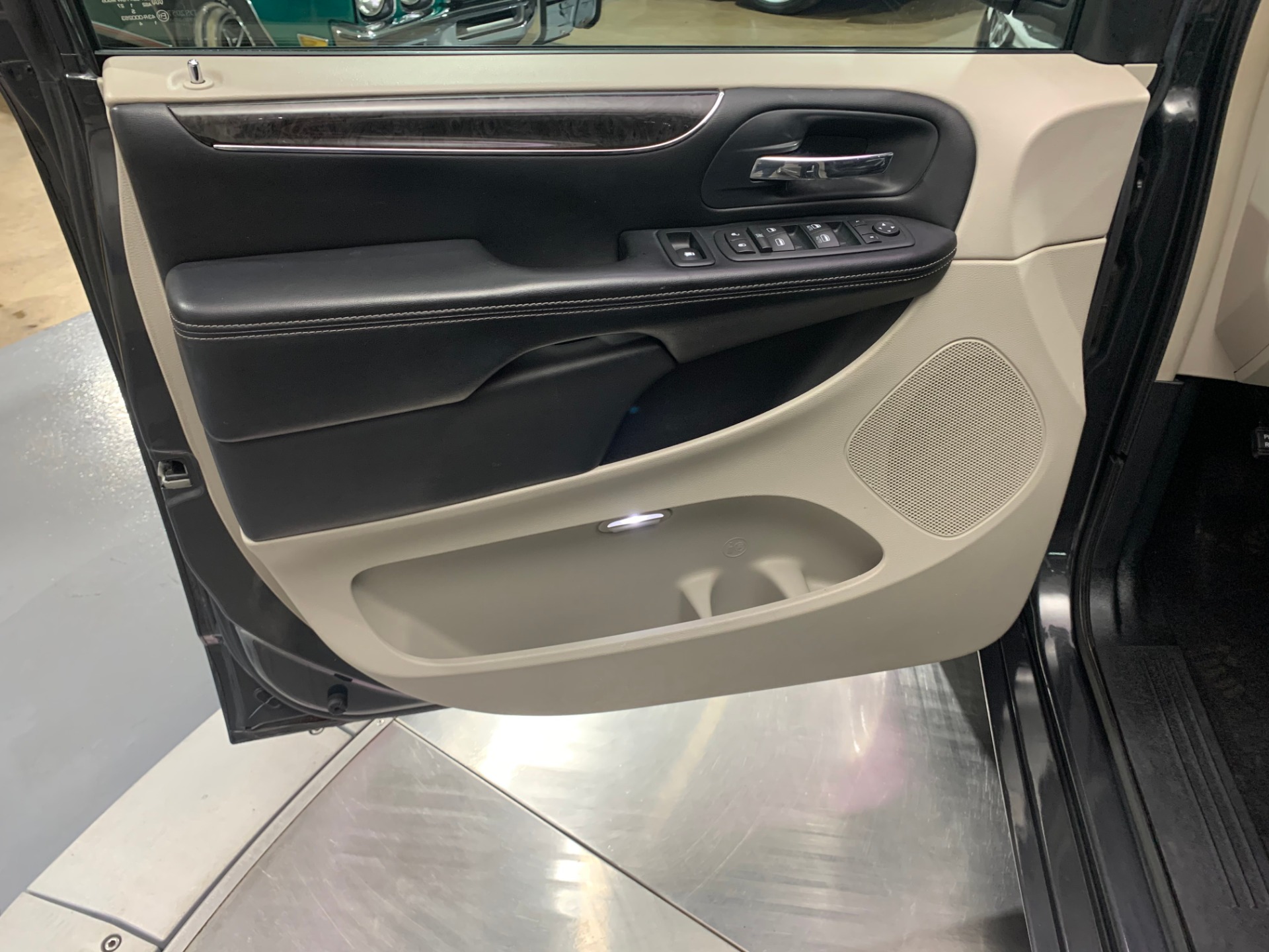 Used-2011-Chrysler-Town-and-Country-Touring-L