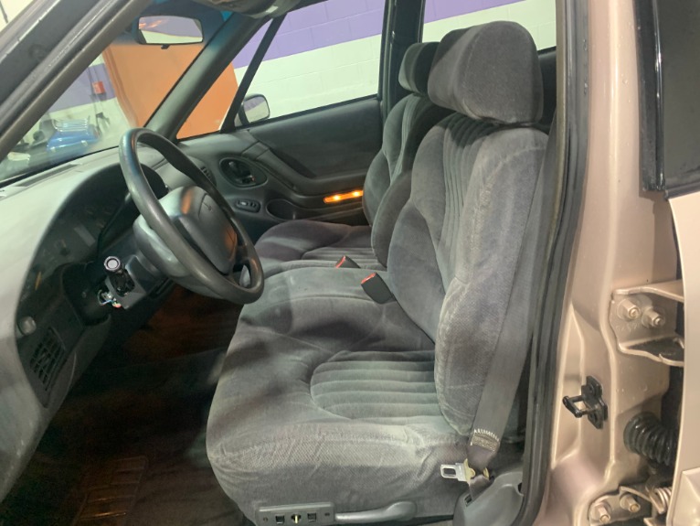 Used-1999-Pontiac-Bonneville-SE
