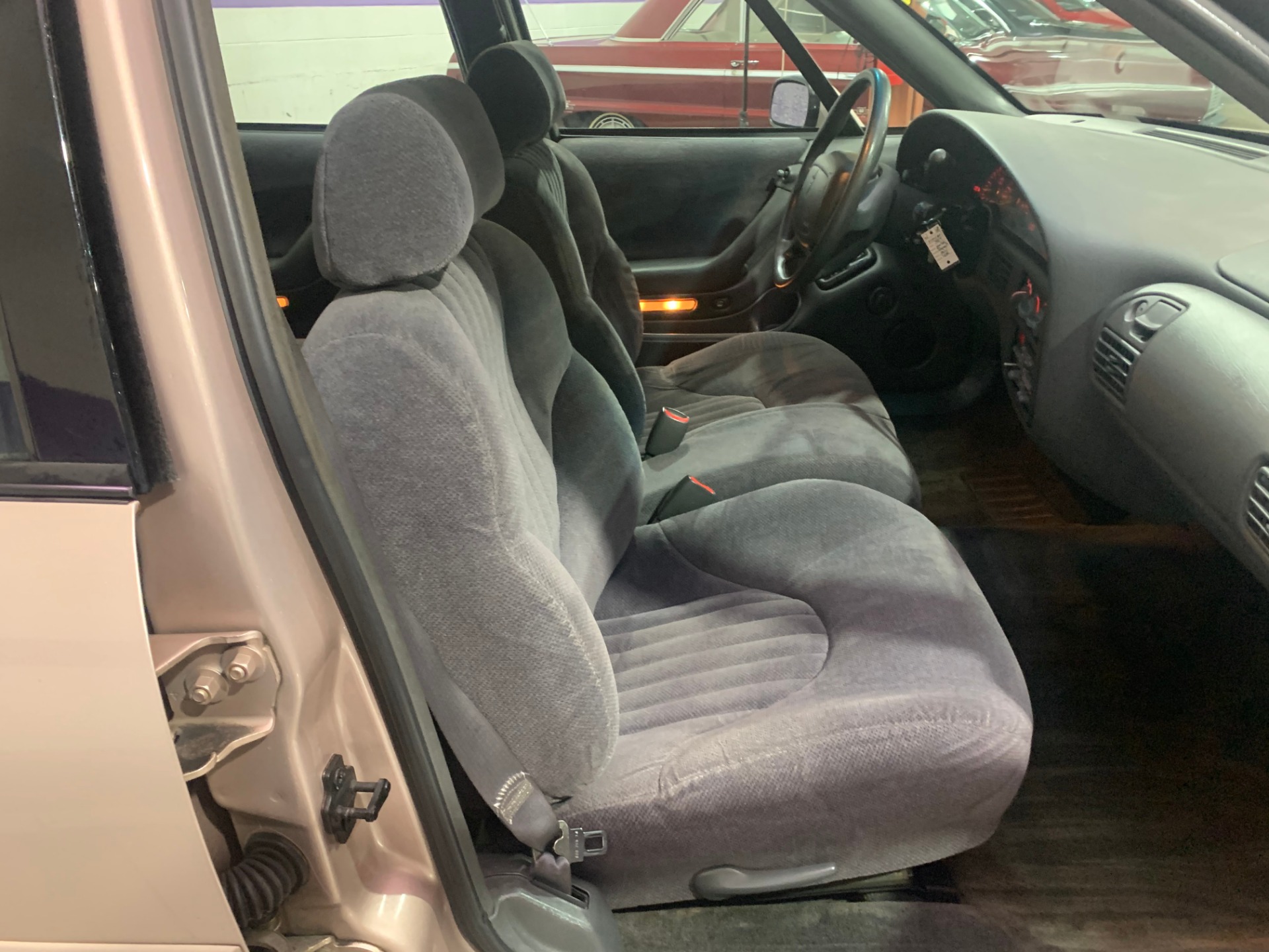 Used-1999-Pontiac-Bonneville-SE