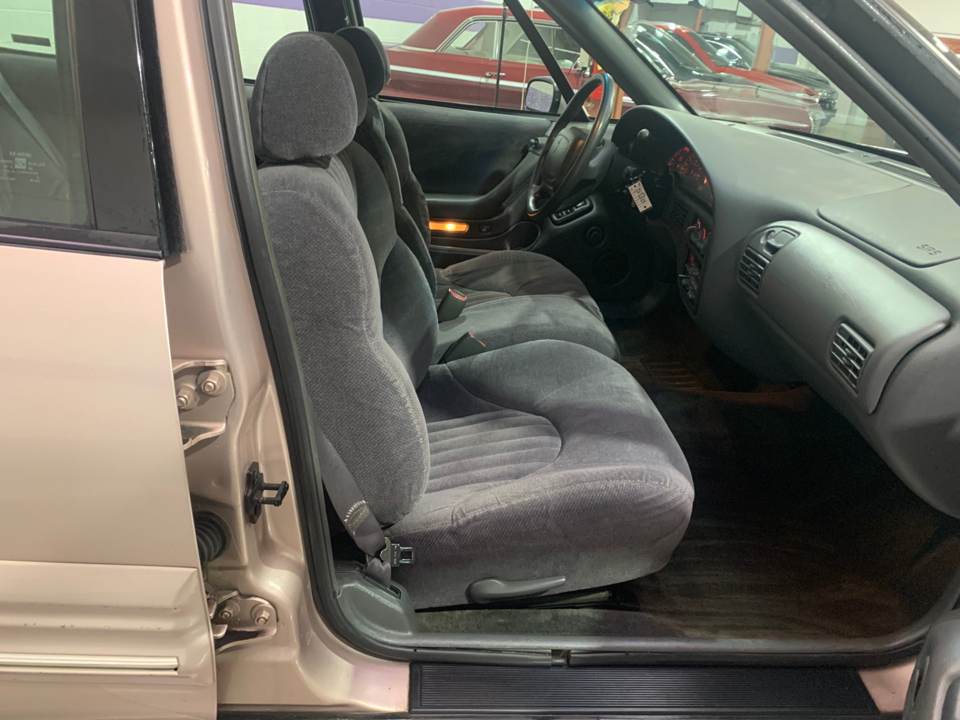 Used-1999-Pontiac-Bonneville-SE