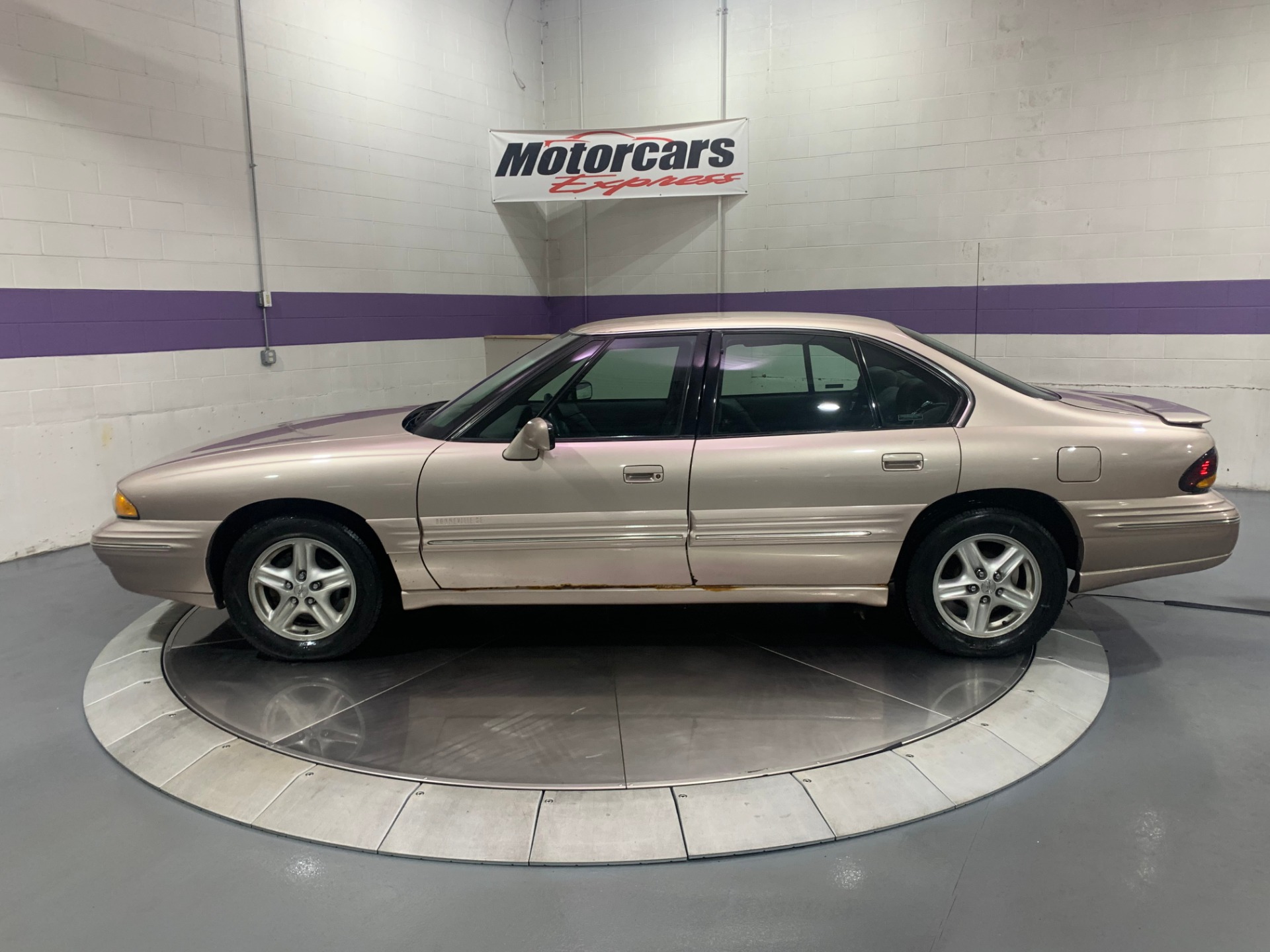 Used-1999-Pontiac-Bonneville-SE