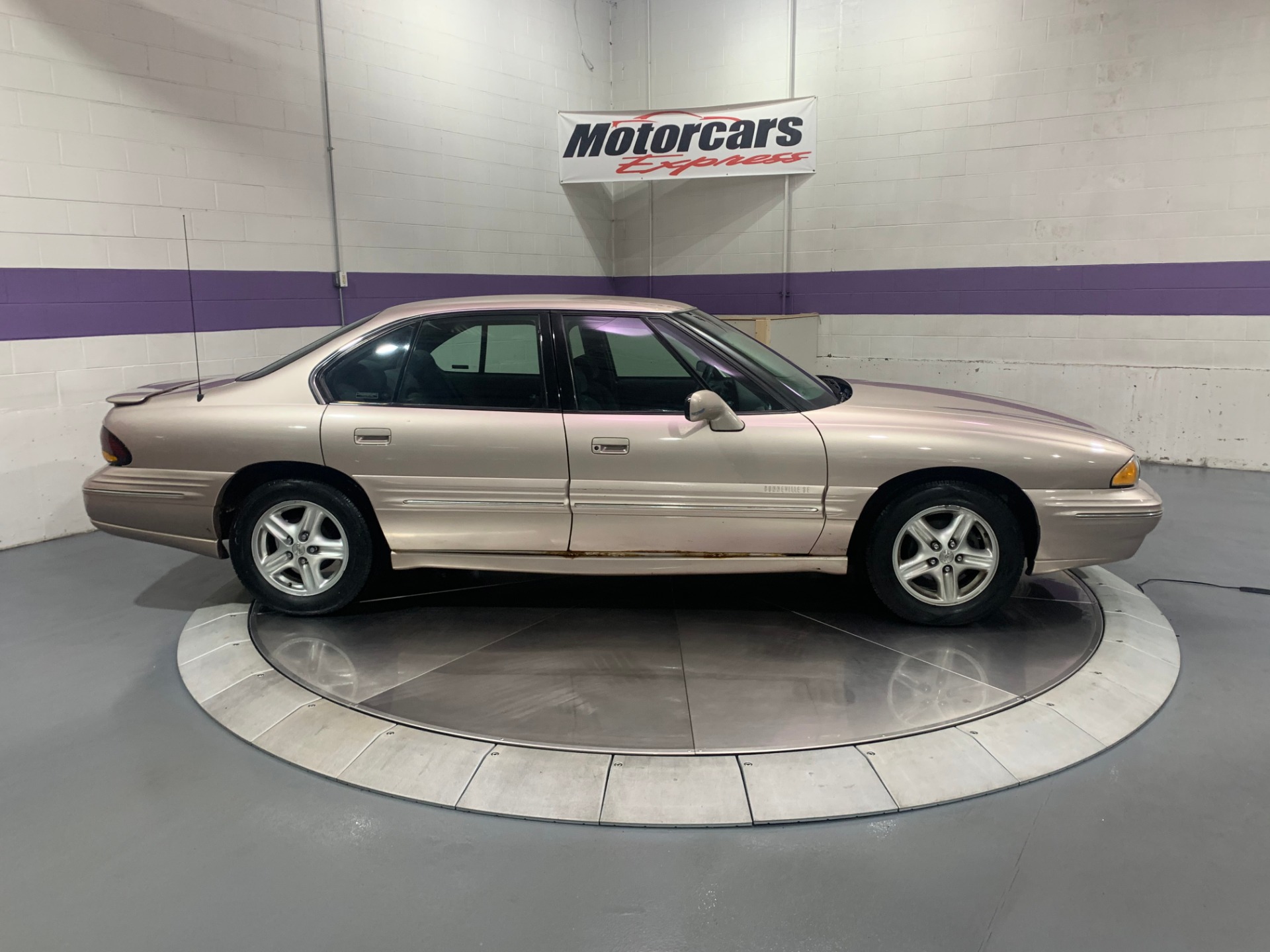 Used-1999-Pontiac-Bonneville-SE