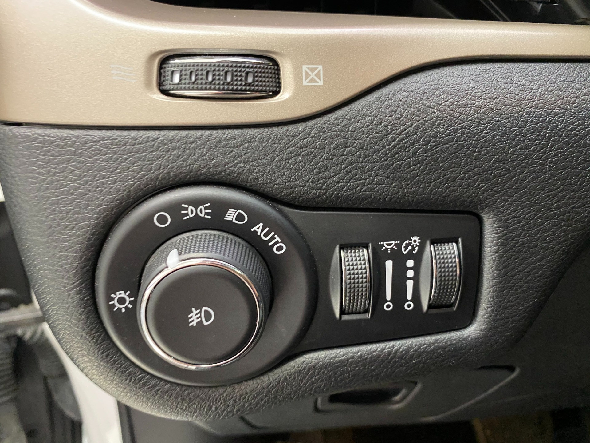 Used-2015-Jeep-Cherokee-Latitude-4X4