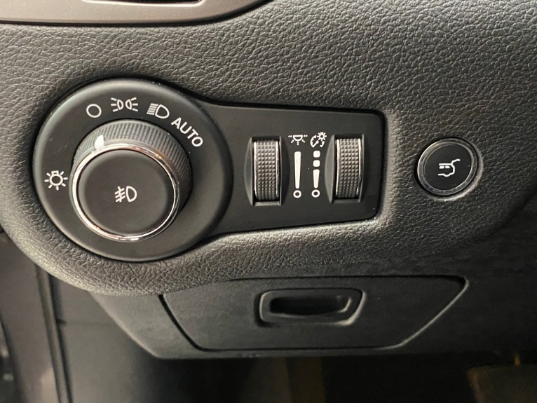 Used-2019-Jeep-Cherokee-Limited-FWD