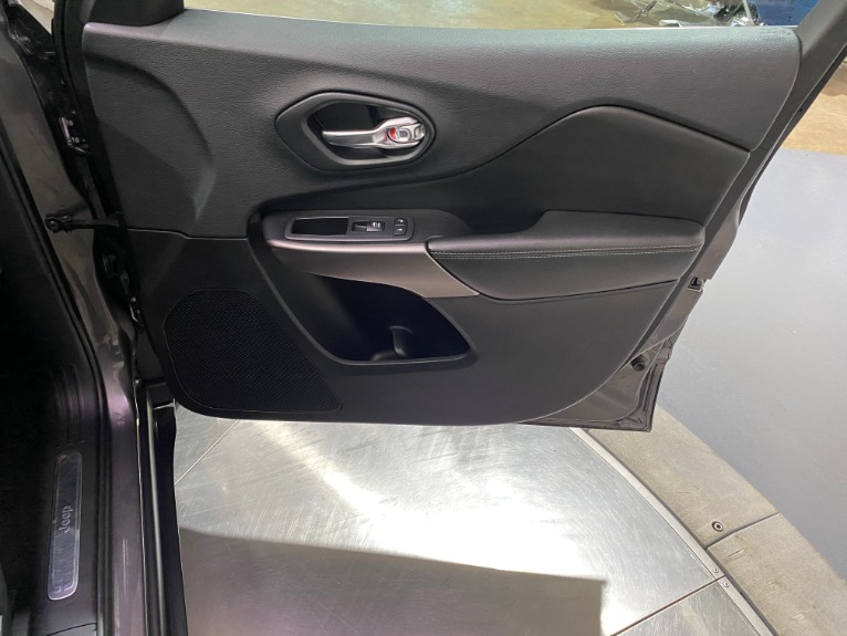 Used-2019-Jeep-Cherokee-Limited-FWD