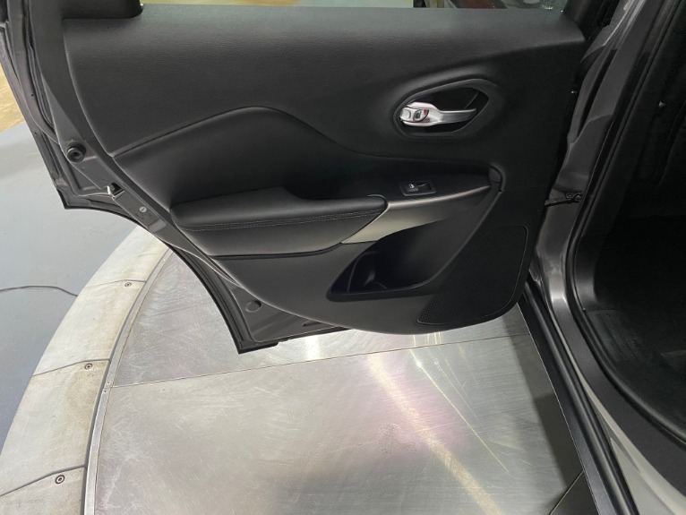 Used-2019-Jeep-Cherokee-Limited-FWD