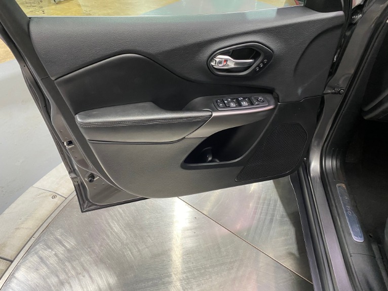 Used-2019-Jeep-Cherokee-Limited-FWD