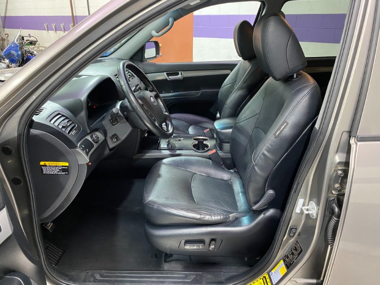 Used-2009-Kia-Borrego-EX-4x4