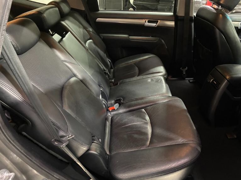 Used-2009-Kia-Borrego-EX-4x4