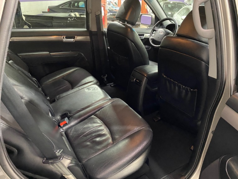 Used-2009-Kia-Borrego-EX-4x4