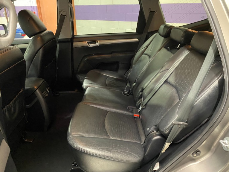 Used-2009-Kia-Borrego-EX-4x4