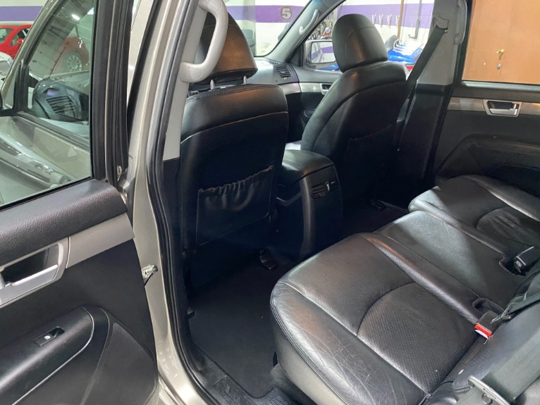 Used-2009-Kia-Borrego-EX-4x4