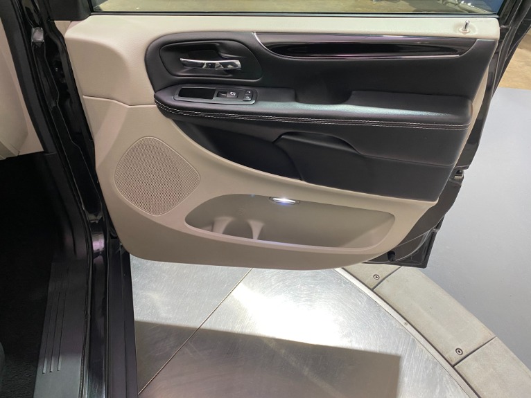 Used-2019-Dodge-Grand-Caravan-SXT-FWD