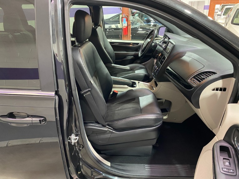 Used-2019-Dodge-Grand-Caravan-SXT-FWD
