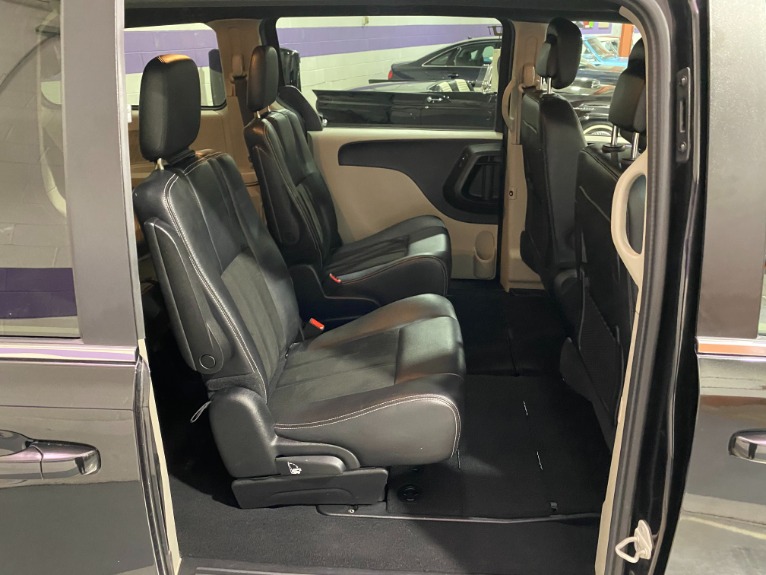 Used-2019-Dodge-Grand-Caravan-SXT-FWD