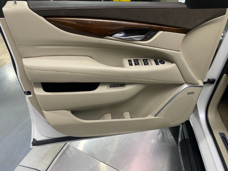 Used-2017-Cadillac-Escalade-Luxury-4x4