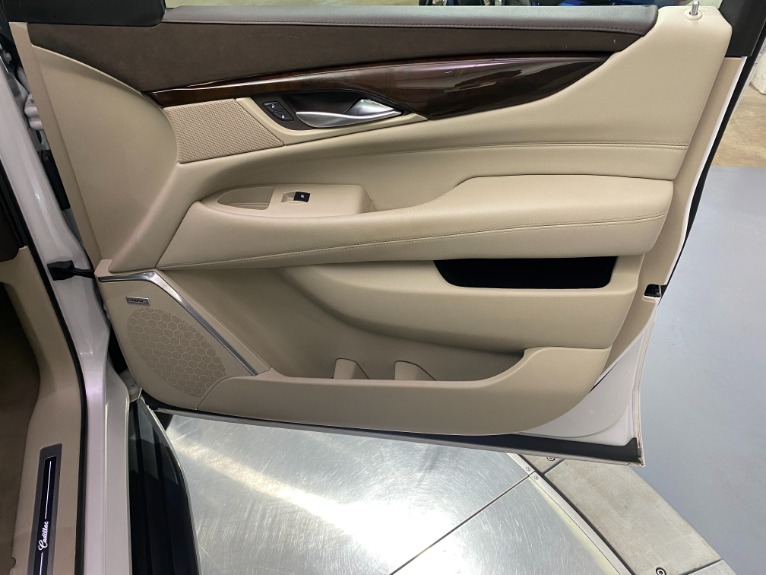 Used-2017-Cadillac-Escalade-Luxury-4x4