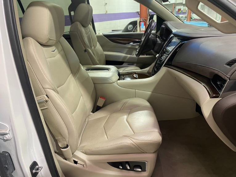 Used-2017-Cadillac-Escalade-Luxury-4x4