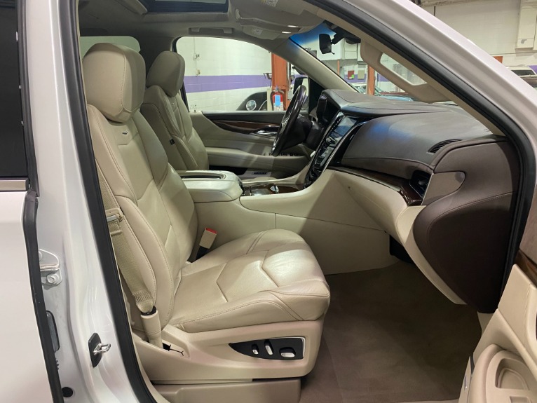 Used-2017-Cadillac-Escalade-Luxury-4x4