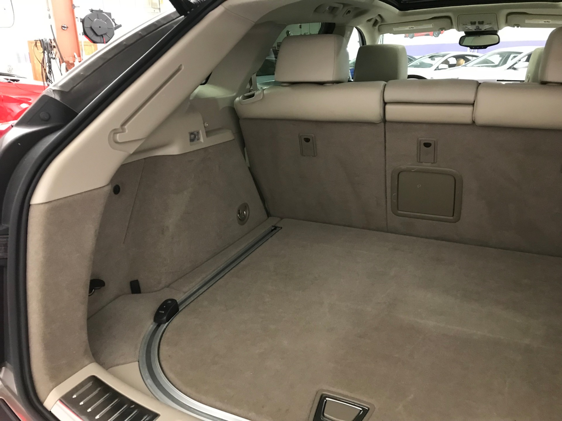 Cadillac srx не открывается багажник