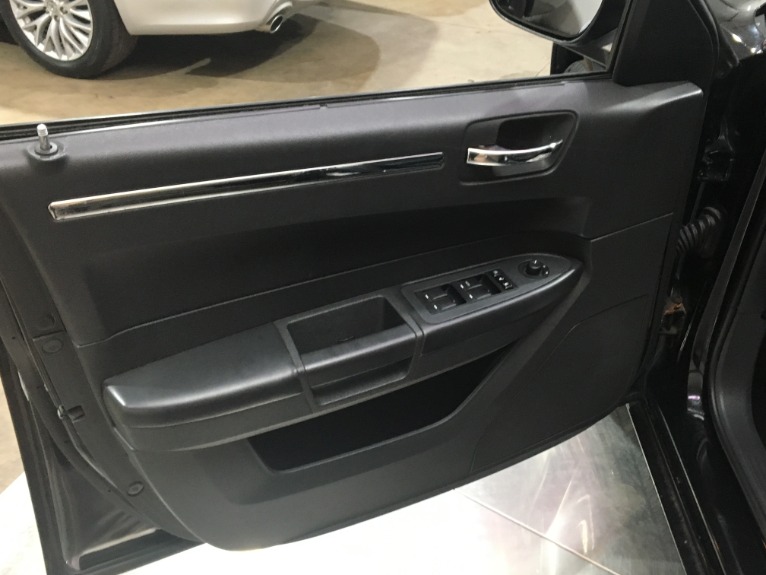 Used-2010-Chrysler-300-Touring